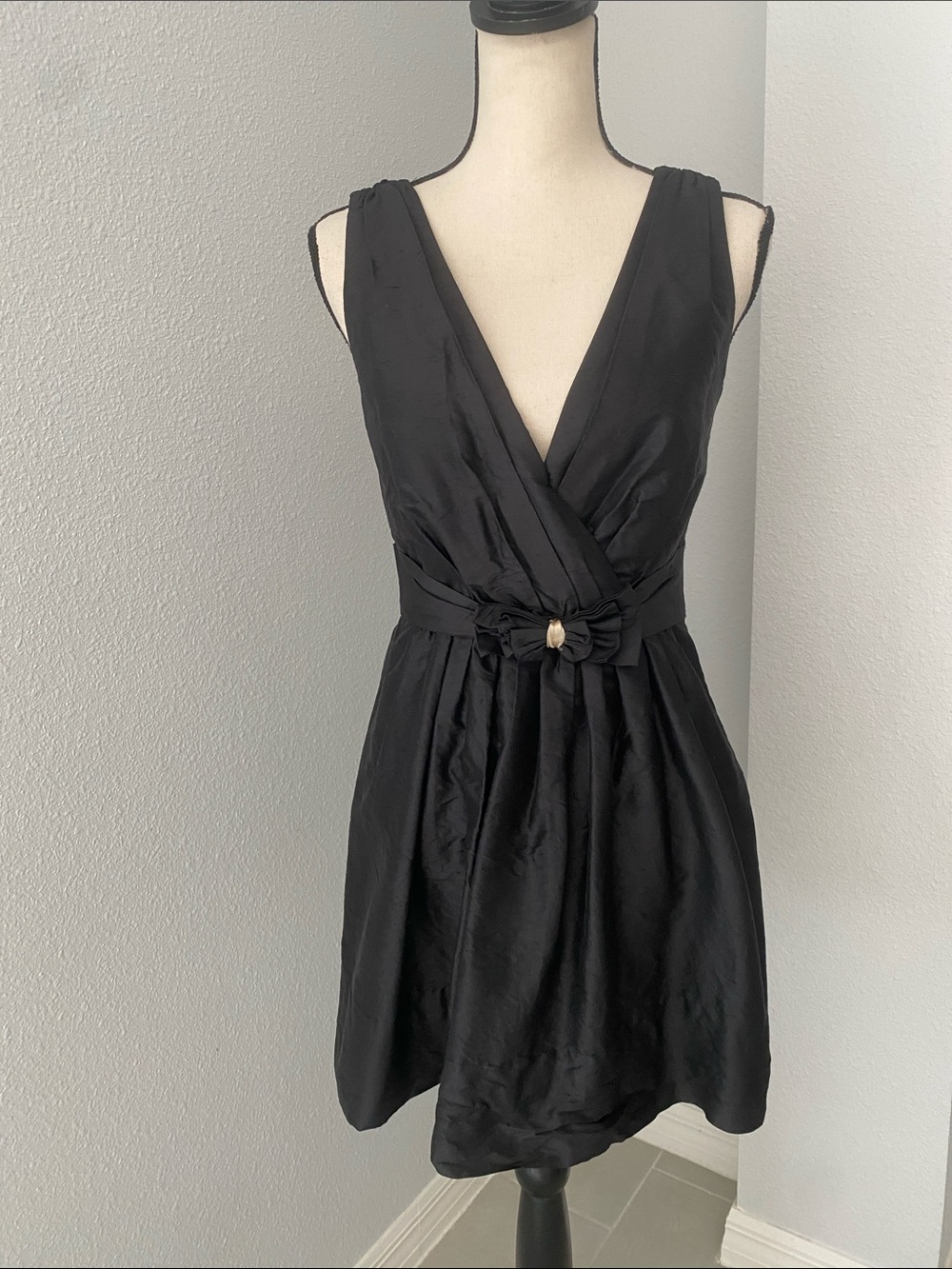 White House Black Market black sleeveless cocktail dress made of 100% silk | 4